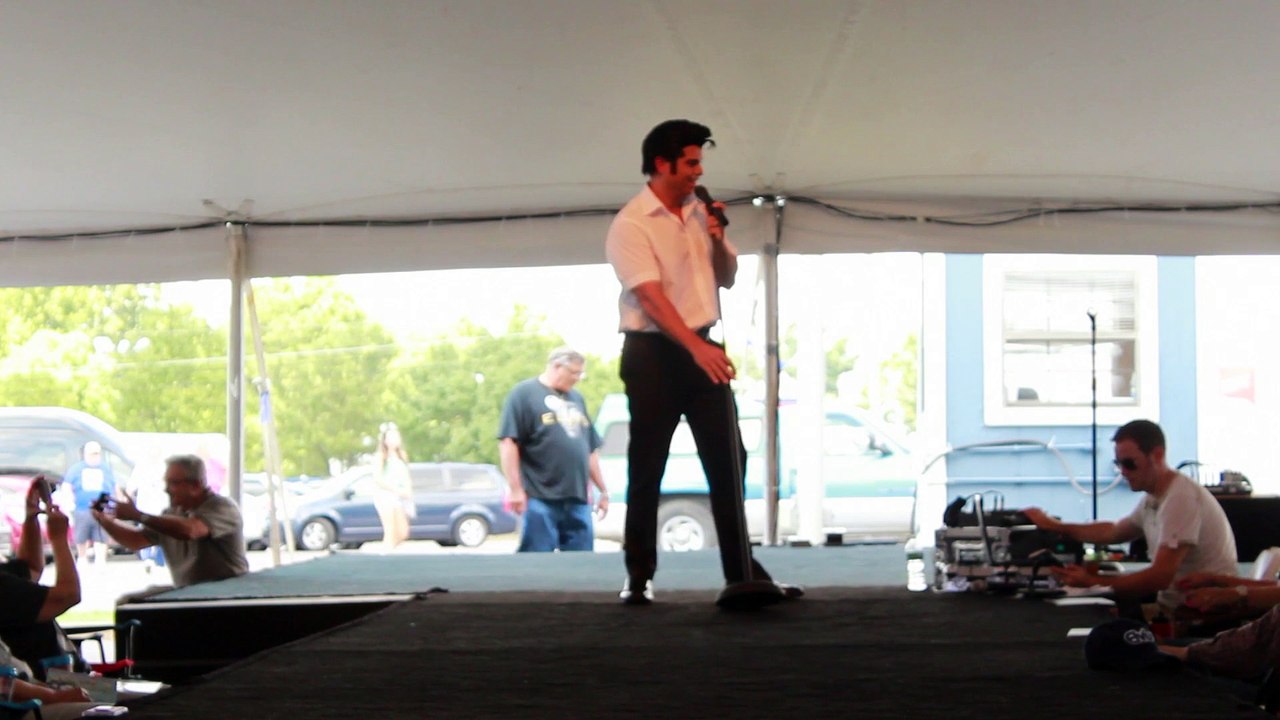 Joey Cundari sings 'Don't Be Cruel' Elvis Week 2015