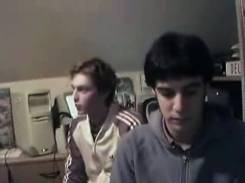 Deux mecs barrés s'excitent sur Chop Suey de System Of A Down