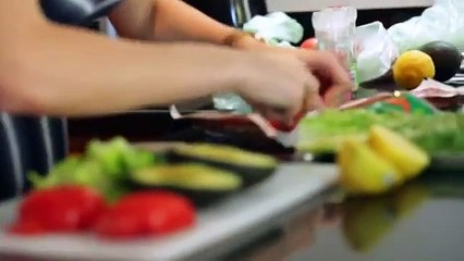 Güzel Bir Bayanla Akşam Yemeği Hazırlamak