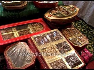 Shoppers throng INA market ahead of Diwali - Delhi