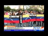 Estudiantes salen a las calles de Venezuela para dramatizar el viacrucis que viven en el país