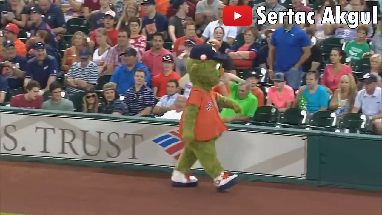 Güvenlik Görevlisi vs Maskot ( Adana Merkez Patlıyo Herkes )