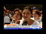 Mujeres venezolanas vestidas de blanco marchan para exigir el cese de la represión