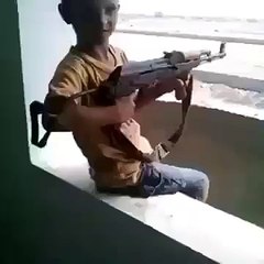 Menino de 12 anos atirando  com AK47