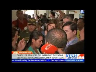 Ministro del Interior y canciller colombiana escuchan a los deportados de Venezuela