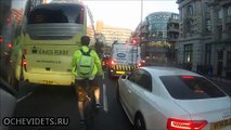 Велохрустик чуть не залетел под автобус