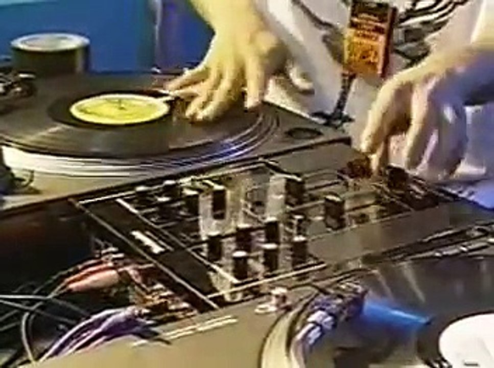 DJ Q Bert - Freestyle (all that scratching is making me itch) Turntable