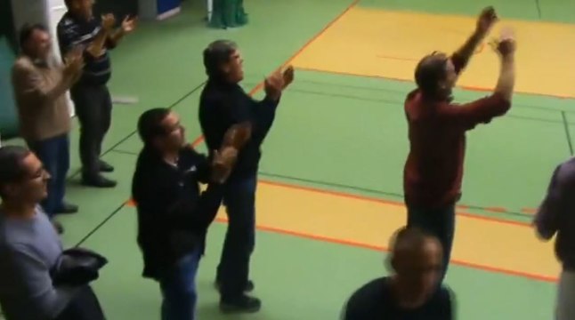 Un basketteur marque un panier incroyable de sa propre raquette (Le Mans)