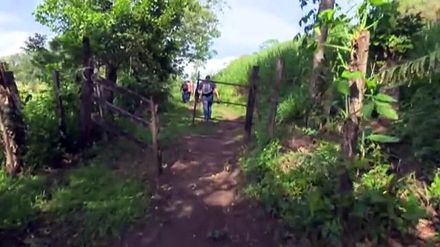 Des touristes visitent un temple émergé des eaux au Mexique