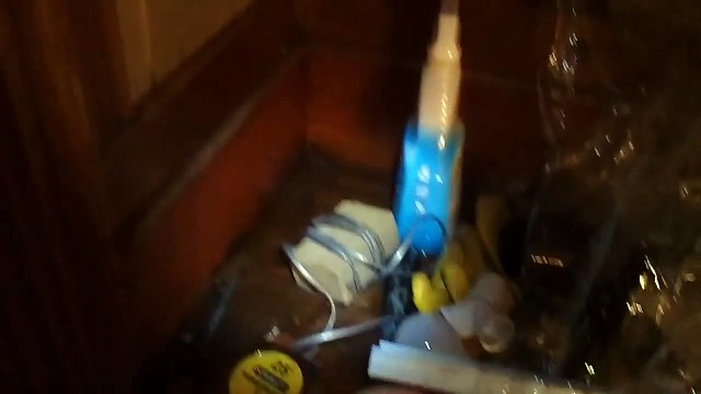 Ce gars devient fou à cause d'une fuite... Pétage de plomb.