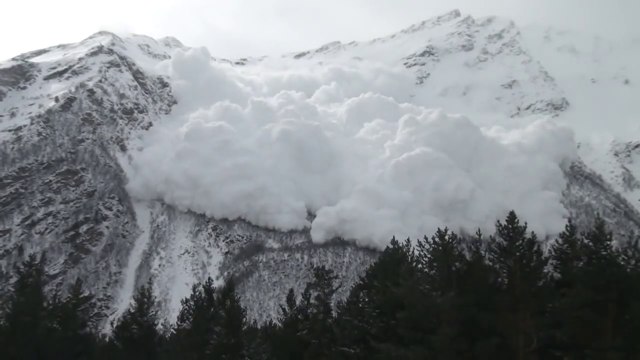 Des russes déclenchent une Avalanche énorme à coup de canon