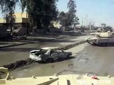 Un tank écrase une voiture piégée et provoque une explosion violente