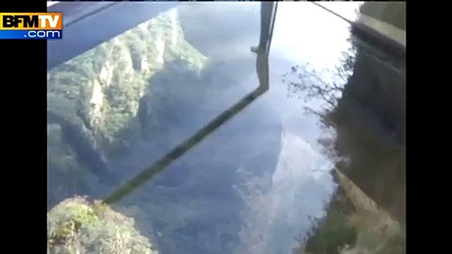 Un pont en verre à 180m du sol s'est fissuré sous les pieds des touristes