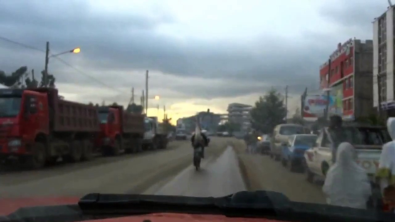 ENORME ! il transporte sa chevre a vélo lol gag