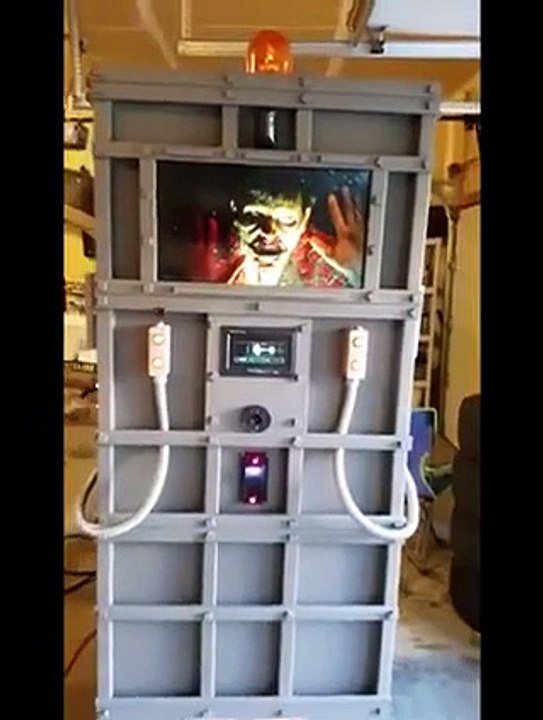 Zombies Video Keeping Cage Awesome Great Funny Scary cool Video 2015 2016 HD