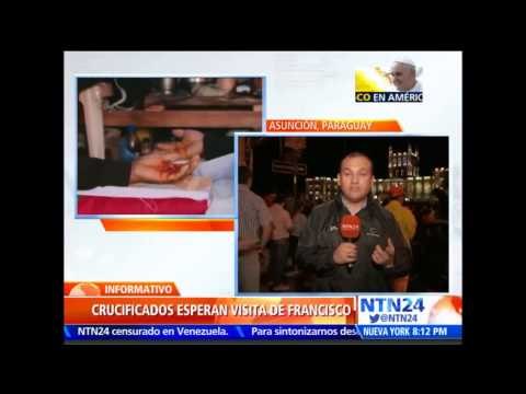 Grupo de paraguayos se crucifica para exigir al Gobierno compensaciones laborales