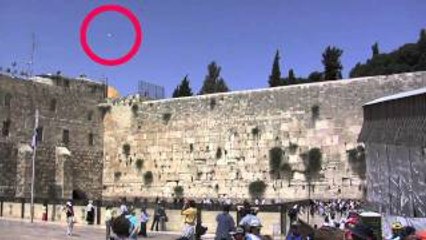Spirit Orb or Ghost caught on tape - Holy wall - Israel - UFO sightings Dec. 16th.