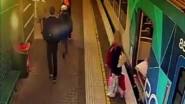 Little girl falling under the subway... So scary accident