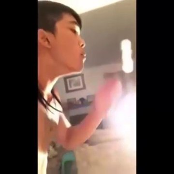 Des gars créent des méduses en soufflant de la fumée de cigarette... Magique!