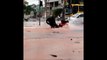 Un motard chute violemment dans un trou caché par les eaux durant une inondation... Violent!