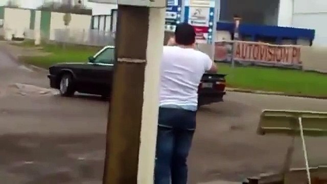 UN Gitan fait un rodeo autour d'un rond point en bmw