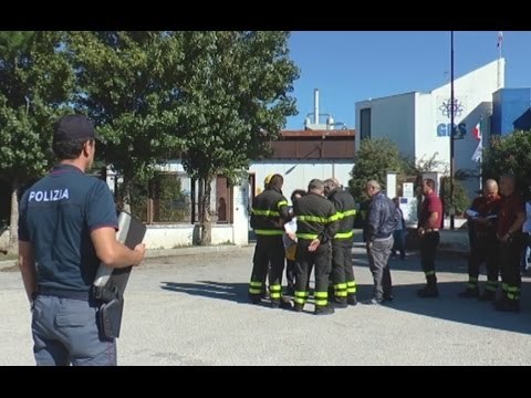 Giugliano (NA) - Esplosione in azienda chimica, si leva nube bianca (12.10.15)