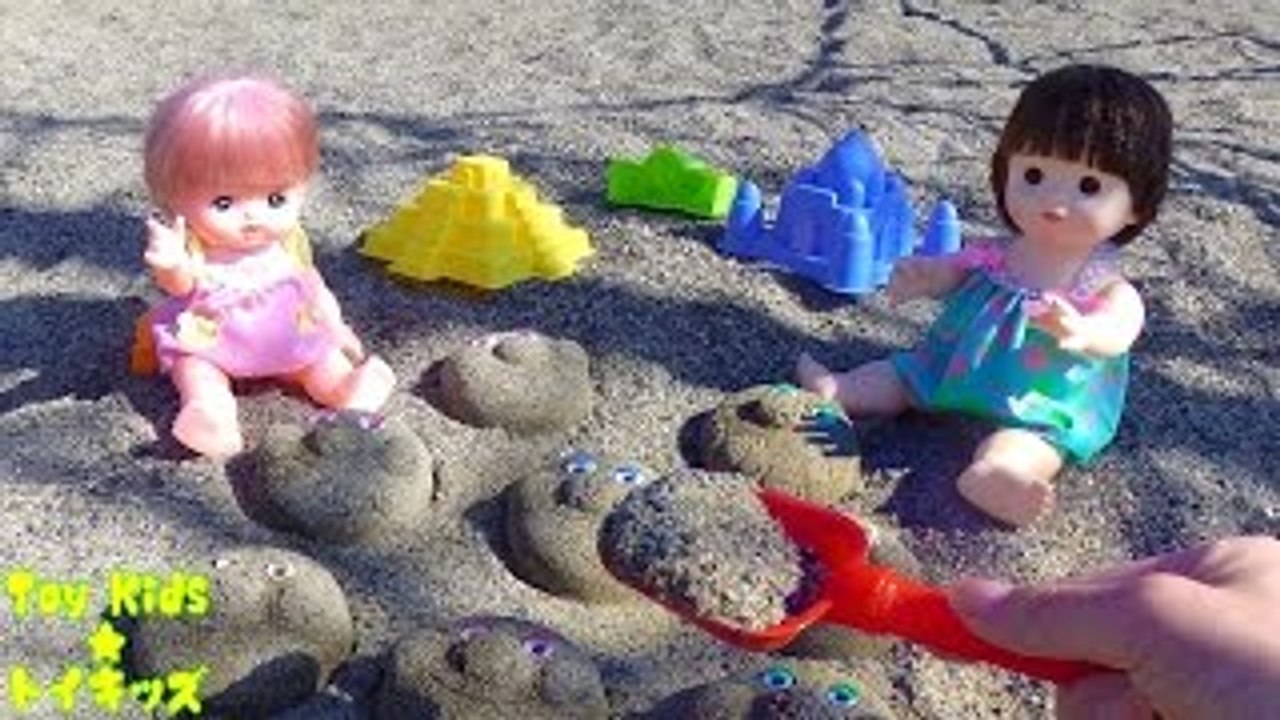 ぽぽちゃん おもちゃアニメ 公園の砂場でアンパンマン作るよ❤砂�