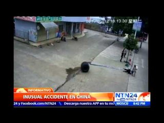 Viva de milagro: anciana es embestida por un par de llantas sueltas de un tractocamión en China