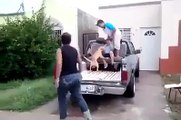 Este gordito se cae De La Camioneta y Mira La Suerte Que Tubo!! 2014