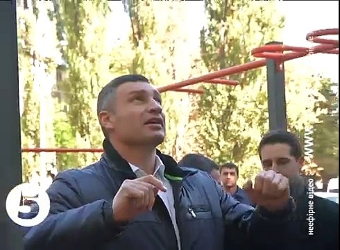 Кличко и сосиска на турнике