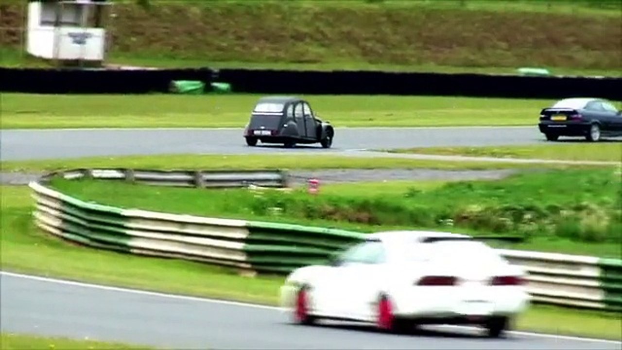 Citroën 2CV com motor de BMW 1100 GS Como transformar um guarda chuva em um foguete