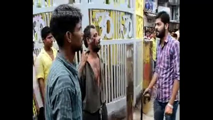 A Muslim man, is being thrashed by Hindu extremists in india
