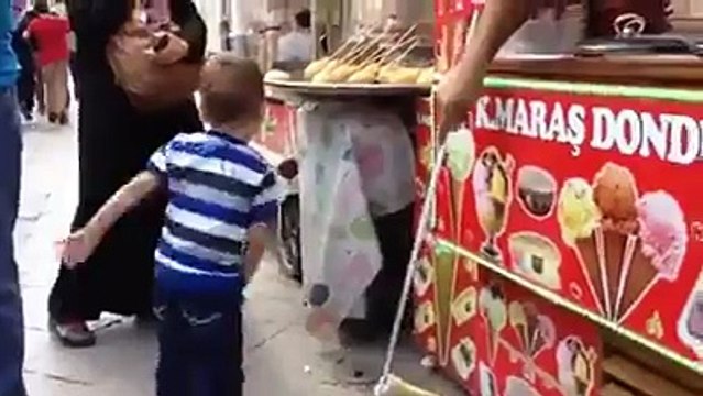 بچے نے جب دوکاندار سے ائس کریم مانگی تو اس نے اس کے ساتھ کیا کیا ۔۔ انتہائی دلچسپ ویڈیو ہے