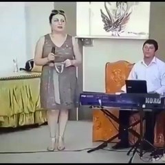 الفنانة القديرة التي تغني بميكروفون مقلوب ههههههه