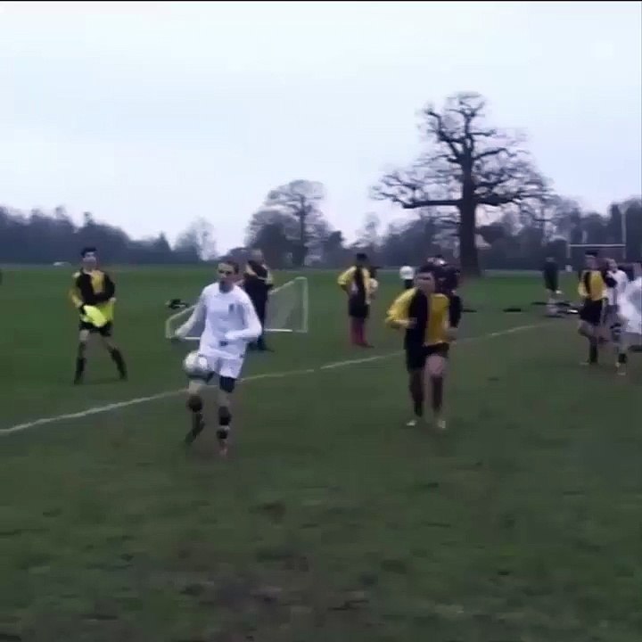 Foot: il marque sur une reprise en coup du foulard