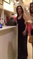 لباس فاضح و غير محتشم يخلق شجار بين امارتية و مواطنة في محل تجاري