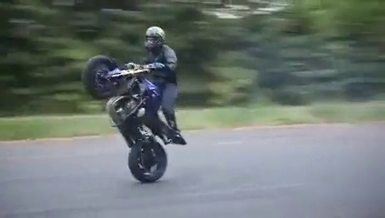 Du stunt sauvage à moto !