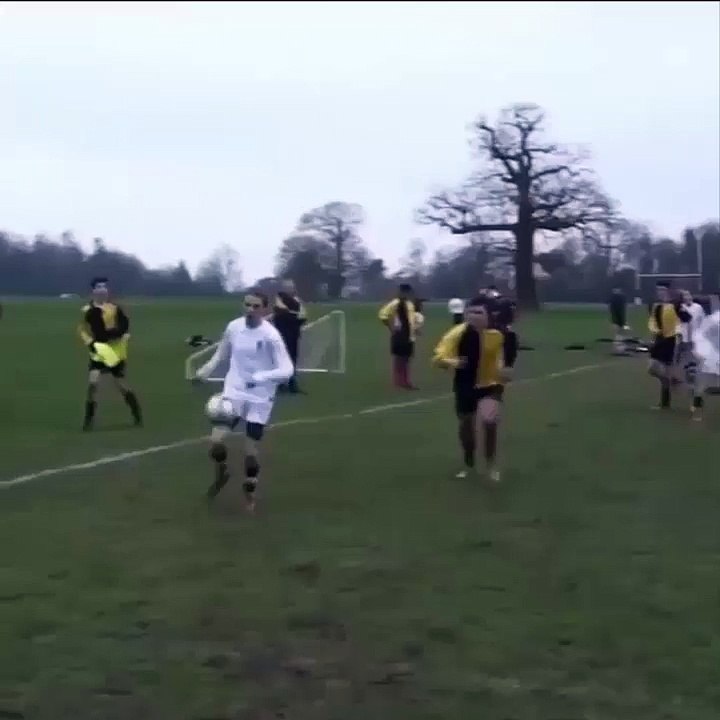 FOU ! Reprise de volée en coup du foulard