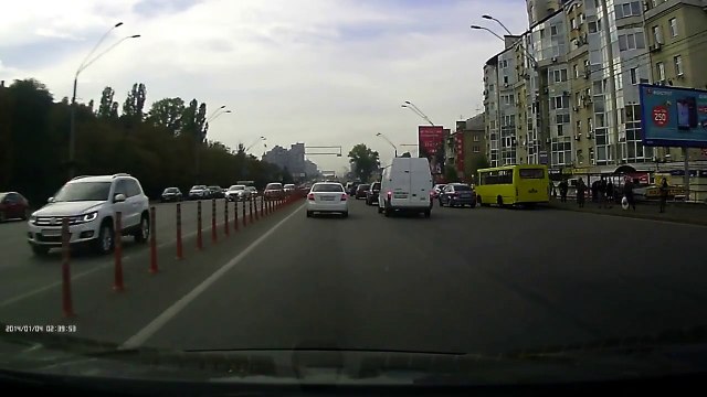 Киев ДТП на проспекте Победы - Chevrolet Lacetti стал на два колеса