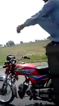 میں آ ج تک ایسی ڈرائیور نہی دیکھا .ایسا کام صرف پاکستان میں ہی ہوتا ہے .ہا ہا ہا
