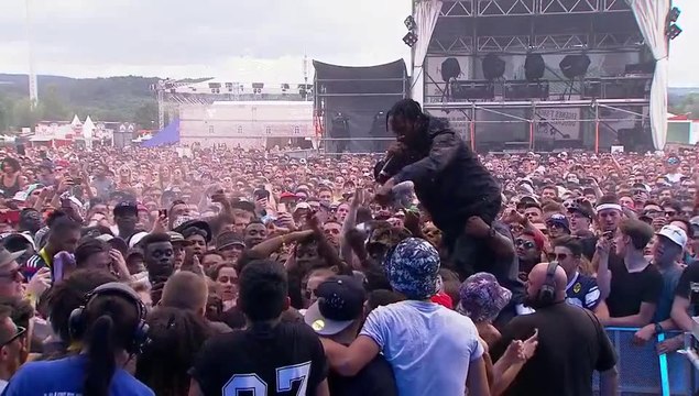 Le rappeur Travis Scott va frapper un fan dans le public en plein concert...