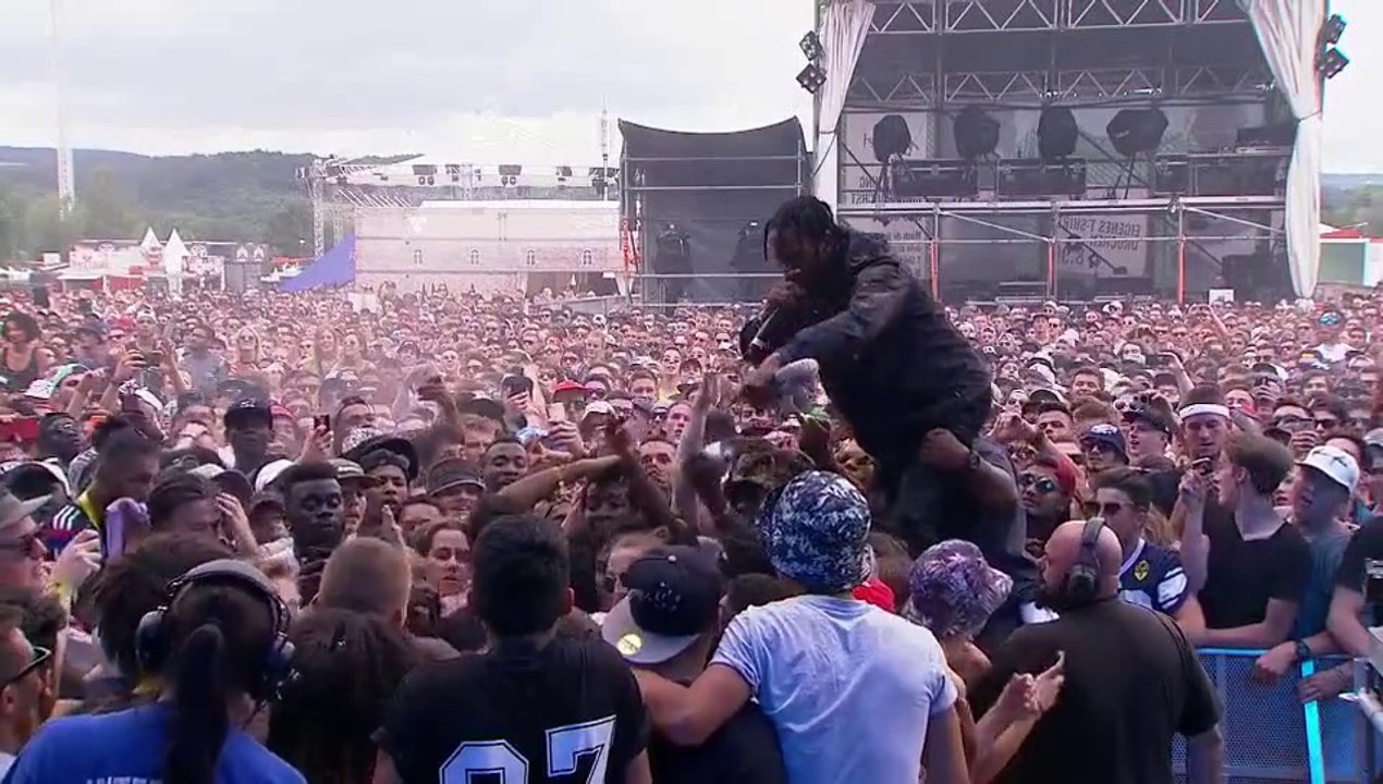 Le rappeur Travis Scott va frapper un fan dans le public en plein concert...