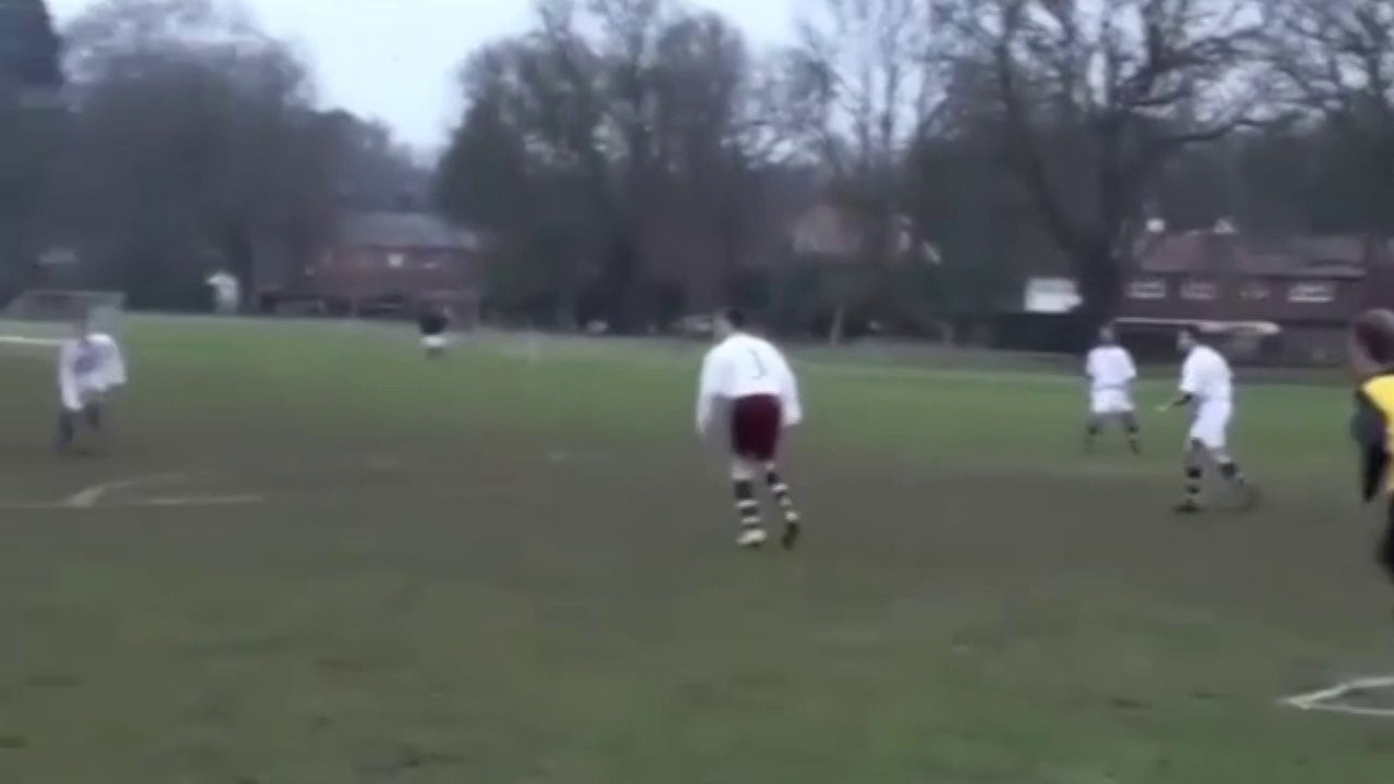 Il réussit une reprise de volée en coup du foulard !