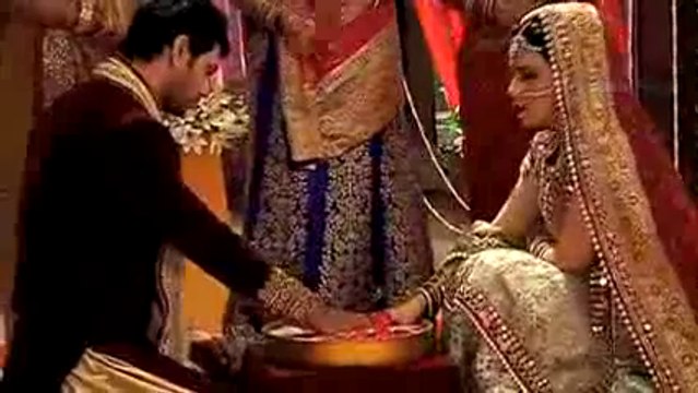 Suhagraat mein Khud Ranveer ne Bheja Millan ko Apne Room mein jis se Ishani hai Anjaan - 13 october 2015 - Meri aashiqui Tum Se Hi