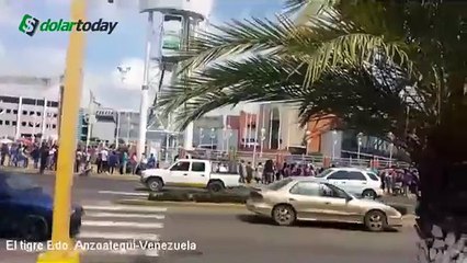 Así son las colas en El Tigre para adquirir alimentos