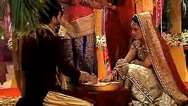 Suhagraat mein Khud Ranveer ne Bheja Millan ko Apne Room mein jis se Ishani hai Anjaan - 13 october 2015 - Meri aashiqui Tum Se Hi