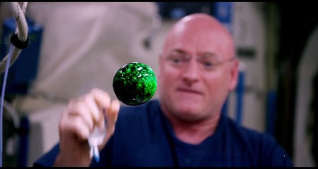 Voilà ce qui arrive quand on ajoute de la teinte à une goutte d'eau dans l'espace