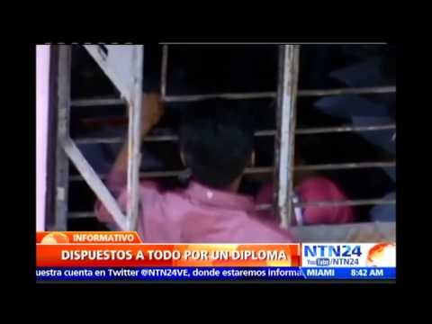 Polémica en India por padres que trepan muros de colegio para ayudar a hacer fraude en exámenes