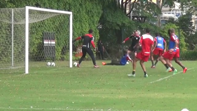 Passou lotado! Rogério Ceni dá belo drible em Reinaldo