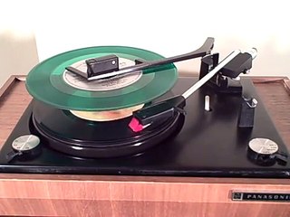 Le tourne-disque, son bras articulé et surtout, les crépitements avant la musique